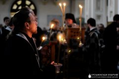 Архиепископ Артемий совершил повечерие с чтением Великого канона в Покровском соборе