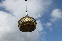 На строящемся храме святой Софии Слуцкой города Мосты установили купола и кресты