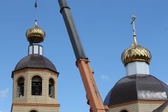 На строящемся храме святой Софии Слуцкой города Мосты установили купола и кресты