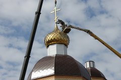 На строящемся храме святой Софии Слуцкой города Мосты установили купола и кресты