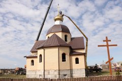 На строящемся храме святой Софии Слуцкой города Мосты установили купола и кресты