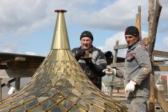 На строящемся храме святой Софии Слуцкой города Мосты установили купола и кресты