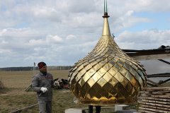 На строящемся храме святой Софии Слуцкой города Мосты установили купола и кресты