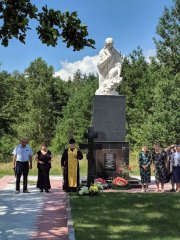 Настоятель и прихожане храма в деревне Дубно почтили память погибших земляков