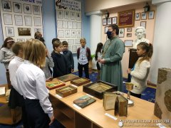 Выставка ко Дню Матери «Под покровом Пресвятой Богородицы»  в гимназии города Свислочь