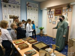 Выставка ко Дню Матери «Под покровом Пресвятой Богородицы»  в гимназии города Свислочь