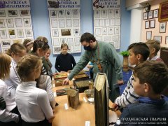 Выставка ко Дню Матери «Под покровом Пресвятой Богородицы»  в гимназии города Свислочь