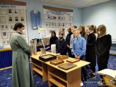 Выставка ко Дню Матери «Под покровом Пресвятой Богородицы»  в гимназии города Свислочь