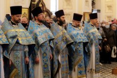В Праздник Покрова Пресвятой Богородицы митрополит Вениамин возглавил литургию в Покровском соборе 