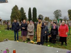 Освящение надгробного креста на сельском кладбище агрогородка Озеры