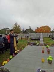 Освящение надгробного креста на сельском кладбище агрогородка Озеры