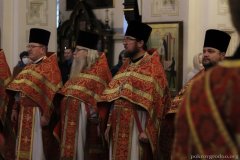 В день памяти своего небесного покровителя архиепископ Артемий возглавил литургию в Покровском соборе