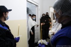 Чин великого освящение воды в первые минуты Крещенского сочельника в цеху розлива минеральной воды в д. Поречье совершил клирик Покровского собора Чин великого освящение воды в первые минуты Крещенского сочельника в цеху розлива минеральной воды в д. Поречье совершил клирик Покровского собора