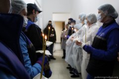 Чин великого освящение воды в первые минуты Крещенского сочельника в цеху розлива минеральной воды в д. Поречье совершил клирик Покровского собора Чин великого освящение воды в первые минуты Крещенского сочельника в цеху розлива минеральной воды в д. Поречье совершил клирик Покровского собора