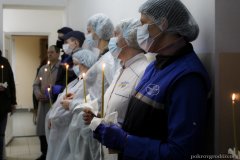 Чин великого освящение воды в первые минуты Крещенского сочельника в цеху розлива минеральной воды в д. Поречье совершил клирик Покровского собора Чин великого освящение воды в первые минуты Крещенского сочельника в цеху розлива минеральной воды в д. Поречье совершил клирик Покровского собора