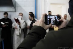 Чин великого освящение воды в первые минуты Крещенского сочельника в цеху розлива минеральной воды в д. Поречье совершил клирик Покровского собора Чин великого освящение воды в первые минуты Крещенского сочельника в цеху розлива минеральной воды в д. Поречье совершил клирик Покровского собора