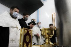 Чин великого освящение воды в первые минуты Крещенского сочельника в цеху розлива минеральной воды в д. Поречье совершил клирик Покровского собора Чин великого освящение воды в первые минуты Крещенского сочельника в цеху розлива минеральной воды в д. Поречье совершил клирик Покровского собора