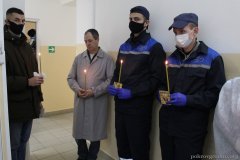 Чин великого освящение воды в первые минуты Крещенского сочельника в цеху розлива минеральной воды в д. Поречье совершил клирик Покровского собора Чин великого освящение воды в первые минуты Крещенского сочельника в цеху розлива минеральной воды в д. Поречье совершил клирик Покровского собора