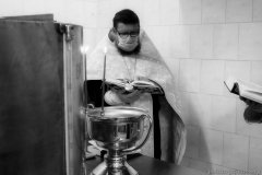 Чин великого освящение воды в первые минуты Крещенского сочельника в цеху розлива минеральной воды в д. Поречье совершил клирик Покровского собора Чин великого освящение воды в первые минуты Крещенского сочельника в цеху розлива минеральной воды в д. Поречье совершил клирик Покровского собора