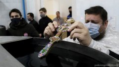 Чин великого освящение воды в первые минуты Крещенского сочельника в цеху розлива минеральной воды в д. Поречье совершил клирик Покровского собора Чин великого освящение воды в первые минуты Крещенского сочельника в цеху розлива минеральной воды в д. Поречье совершил клирик Покровского собора