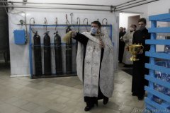 Чин великого освящение воды в первые минуты Крещенского сочельника в цеху розлива минеральной воды в д. Поречье совершил клирик Покровского собора Чин великого освящение воды в первые минуты Крещенского сочельника в цеху розлива минеральной воды в д. Поречье совершил клирик Покровского собора