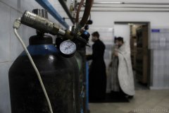 Чин великого освящение воды в первые минуты Крещенского сочельника в цеху розлива минеральной воды в д. Поречье совершил клирик Покровского собора Чин великого освящение воды в первые минуты Крещенского сочельника в цеху розлива минеральной воды в д. Поречье совершил клирик Покровского собора