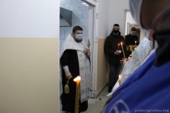 Чин великого освящение воды в первые минуты Крещенского сочельника в цеху розлива минеральной воды в д. Поречье совершил клирик Покровского собора Чин великого освящение воды в первые минуты Крещенского сочельника в цеху розлива минеральной воды в д. Поречье совершил клирик Покровского собора