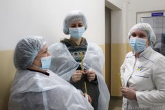 Чин великого освящение воды в первые минуты Крещенского сочельника в цеху розлива минеральной воды в д. Поречье совершил клирик Покровского собора Чин великого освящение воды в первые минуты Крещенского сочельника в цеху розлива минеральной воды в д. Поречье совершил клирик Покровского собора