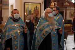 Архиепископ Артемий возглавил утреню с чтением Акафиста Пресвятой Богородице в Покровском соборе