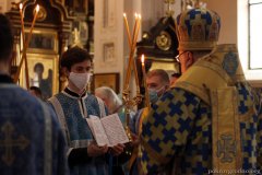 Архиепископ Артемий возглавил утреню с чтением Акафиста Пресвятой Богородице в Покровском соборе