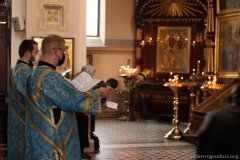 Архиепископ Артемий возглавил утреню с чтением Акафиста Пресвятой Богородице в Покровском соборе