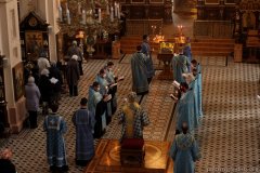 Архиепископ Артемий возглавил утреню с чтением Акафиста Пресвятой Богородице в Покровском соборе