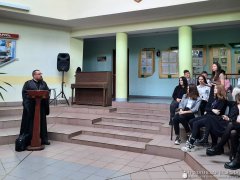Священник посетил школу №8 города Волковыска