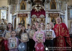 В храме поселка Зельва состоялся утренник воскресной школы в честь дня святых жен-мироносиц