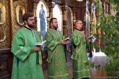 Накануне дня Святой Троицы Епископ Антоний совершил всенощное бдение в Покровском соборе