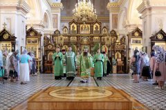 Накануне дня Святой Троицы Епископ Антоний совершил всенощное бдение в Покровском соборе