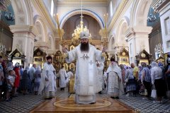 В Троицкую родительскую субботу епископ Антоний совершил Божественную литургию и панихиду в Покровском соборе