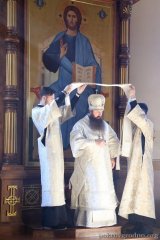 В Троицкую родительскую субботу епископ Антоний совершил Божественную литургию и панихиду в Покровском соборе