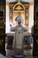 В Троицкую родительскую субботу епископ Антоний совершил Божественную литургию и панихиду в Покровском соборе
