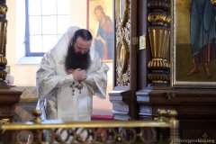В Троицкую родительскую субботу епископ Антоний совершил Божественную литургию и панихиду в Покровском соборе