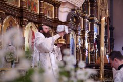 В Троицкую родительскую субботу епископ Антоний совершил Божественную литургию и панихиду в Покровском соборе