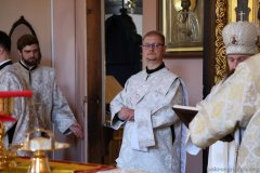 В Троицкую родительскую субботу епископ Антоний совершил Божественную литургию и панихиду в Покровском соборе