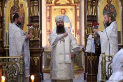 В Троицкую родительскую субботу епископ Антоний совершил Божественную литургию и панихиду в Покровском соборе