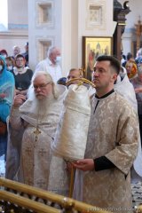 В Троицкую родительскую субботу епископ Антоний совершил Божественную литургию и панихиду в Покровском соборе