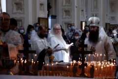 В Троицкую родительскую субботу епископ Антоний совершил Божественную литургию и панихиду в Покровском соборе