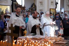 В Троицкую родительскую субботу епископ Антоний совершил Божественную литургию и панихиду в Покровском соборе