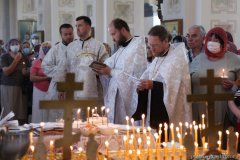 В Троицкую родительскую субботу епископ Антоний совершил Божественную литургию и панихиду в Покровском соборе