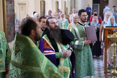 Епископ Антоний совершил в Покровском соборе молебен с чтением акафиста Пресвятой Богородице