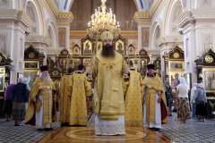 Епископ Антоний возглавил в Покровском соборе Божественную литургию и молебен о мире и единстве народа Божия