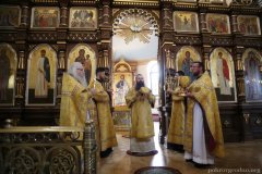 Епископ Антоний возглавил в Покровском соборе Божественную литургию и молебен о мире и единстве народа Божия